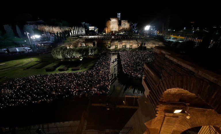 مسيحيو إيطاليا يحيون الجمعة العظيمة