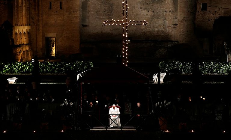 مسيحيو إيطاليا يحيون الجمعة العظيمة