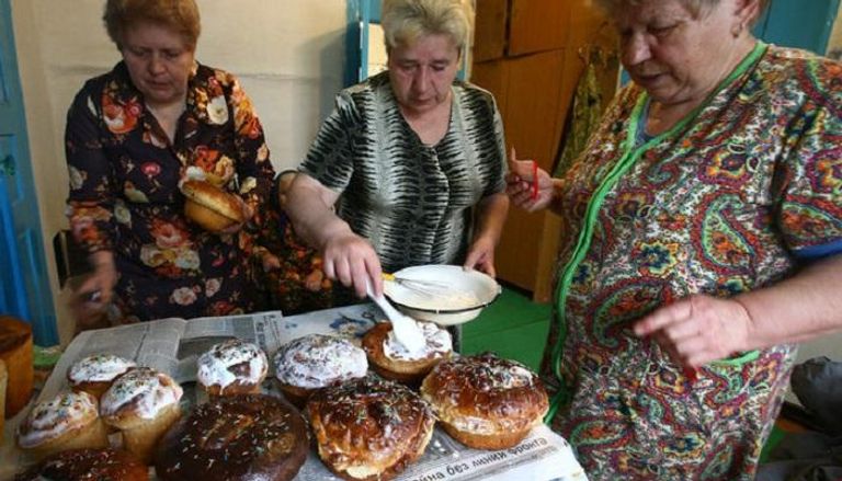نساء قرية بوجوست يعدون كعك "باسكا" احتفالا بعيد الفصح