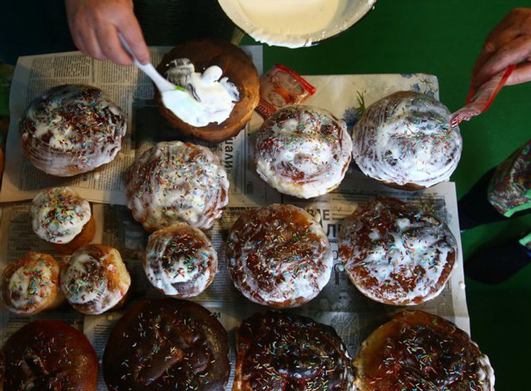 نساء قرية بوججوست يعدون كعك "باسكا" احتفالا بعيد الفصح