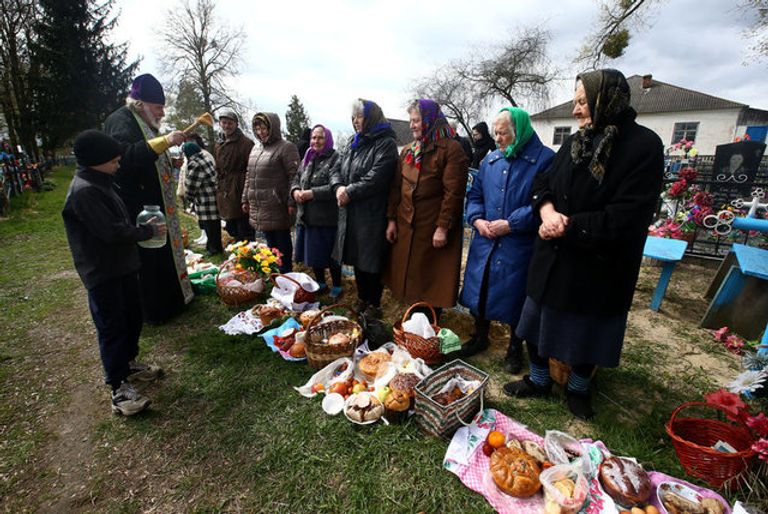 نساء قرية بوججوست يعدون كعك "باسكا" احتفالا بعيد الفصح