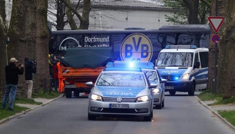 حافلة فريق دورتموند بصحبة الشرطة بعد تعرضها لهجوم بمتفجرات - رويترز