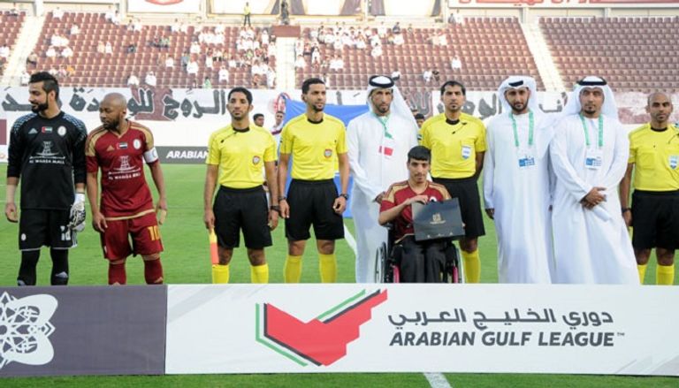 أثناء التكريم في كلاسيكو الإمارات