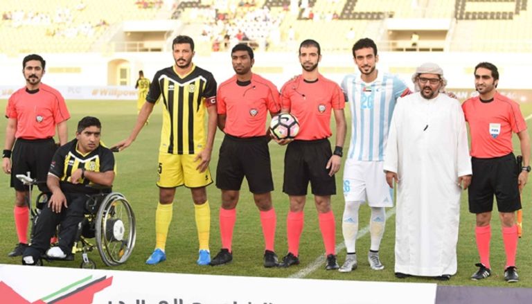 أثناء التكريم في كلاسيكو الإمارات