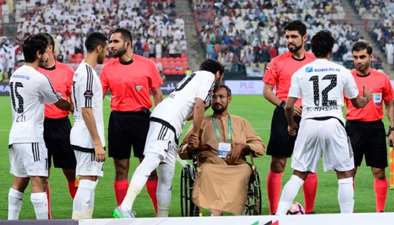 أثناء التكريم في كلاسيكو الإمارات