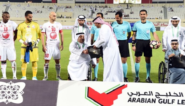 أثناء التكريم في كلاسيكو الإمارات