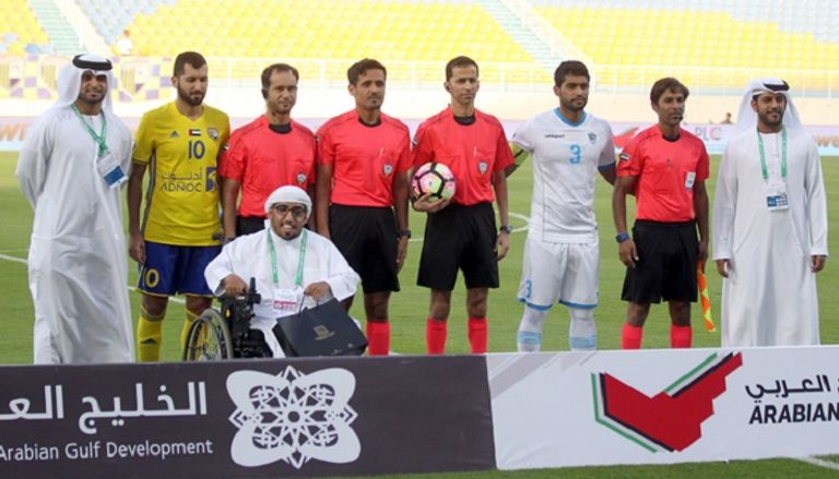 أثناء التكريم في كلاسيكو الإمارات