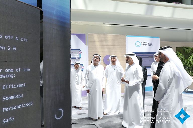 الشيخ حمدان بن راشد آل مكتوم في زيارة لدبي الذكية