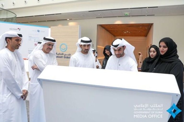 الشيخ حمدان بن راشد آل مكتوم في زيارة لدبي الذكية