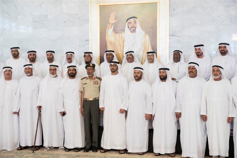 محمد بن زايد آل نهيان برفقة الدفعة الأول لكلية زايد العسكرية