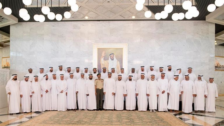 محمد بن زايد آل نهيان برفقة الدفعة الأول لكلية زايد العسكرية