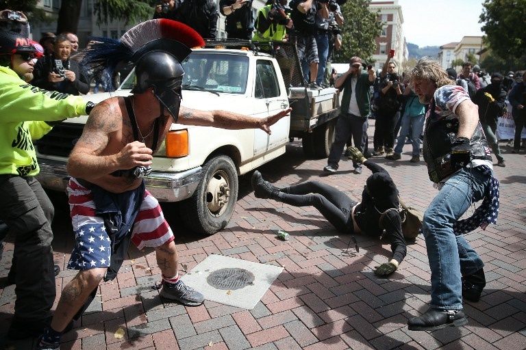 أحد أنصار ترامب خلال الاشتباكات (الفرنسية)