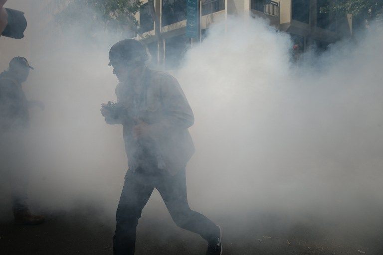 أحد أنصار ترامب خلال الاشتباكات (الفرنسية)