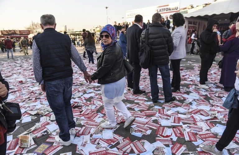 شوارع إسطنبول غارقة بالدعاية التي تدعو لـ"نعم" (الفرنسية)