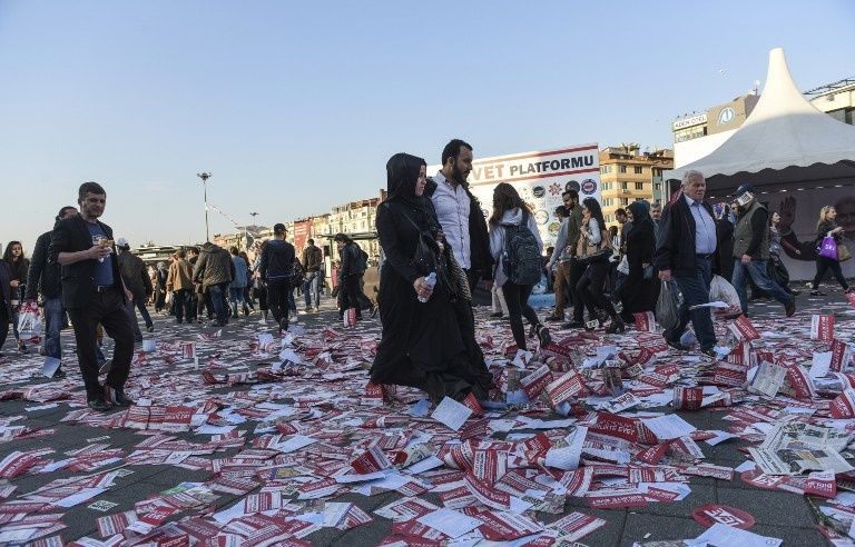 شوارع إسطنبول غارقة بالدعاية التي تدعو لـ"نعم" (الفرنسية)