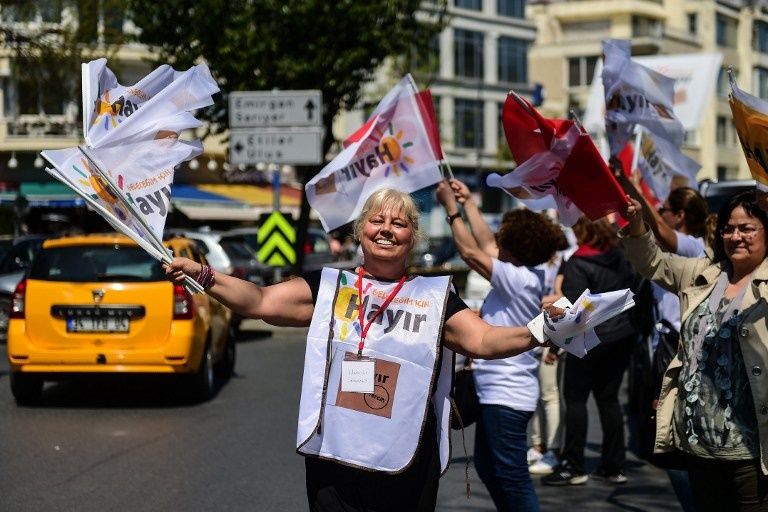 شوارع إسطنبول غارقة بالدعاية التي تدعو لـ"نعم" (الفرنسية)