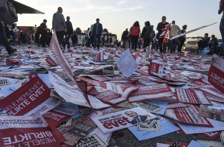 شوارع إسطنبول غارقة بالدعاية التي تدعو لـ"نعم" (الفرنسية)