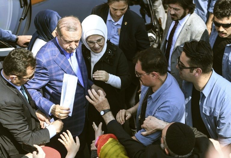 أردوغان خلال عملية التصويت (الفرنسية)