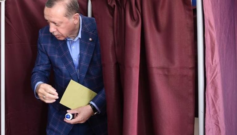 أردوغان خلال عملية التصويت (الفرنسية)