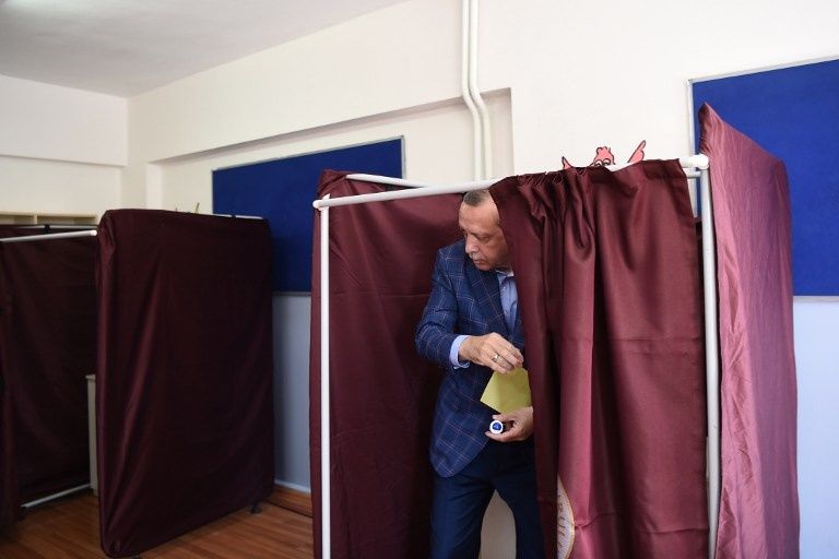 أردوغان خلال عملية التصويت (الفرنسية)