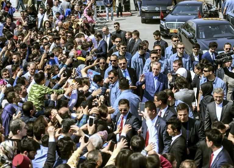 أردوغان خلال عملية التصويت (الفرنسية)