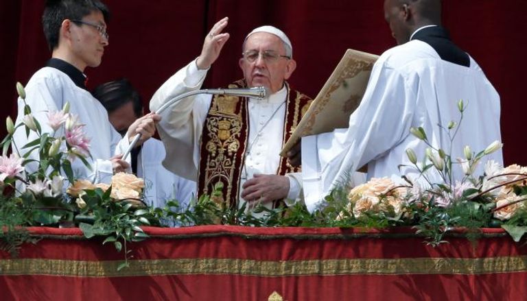 البابا خلال الاحتفال بعيد الفصح في الفاتيكان (رويترز)