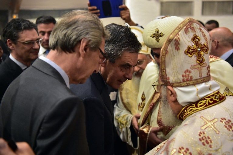 فيون خلال زيارته للكنيسة القبطية بباريس (الفرنسية)