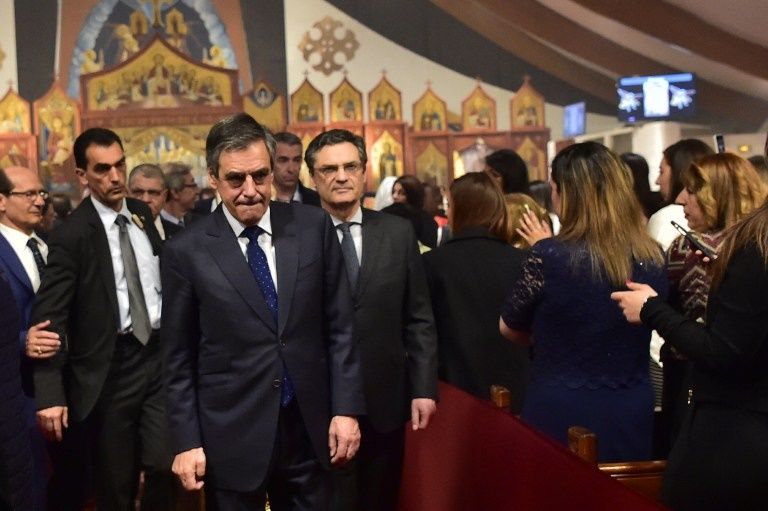 فيون خلال زيارته للكنيسة القبطية بباريس (الفرنسية)