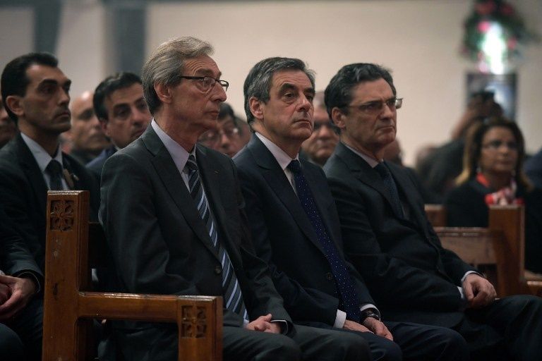 فيون خلال زيارته للكنيسة القبطية بباريس (الفرنسية)