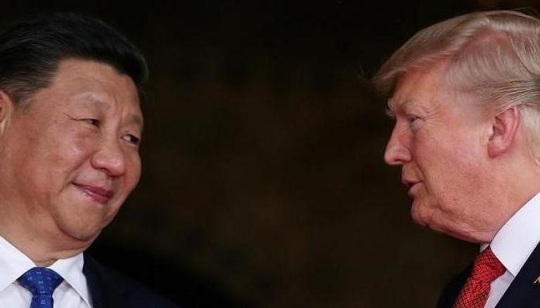 ترامب ونظيره الصيني خلال لقاءهما في فلوريدا (رويترز)