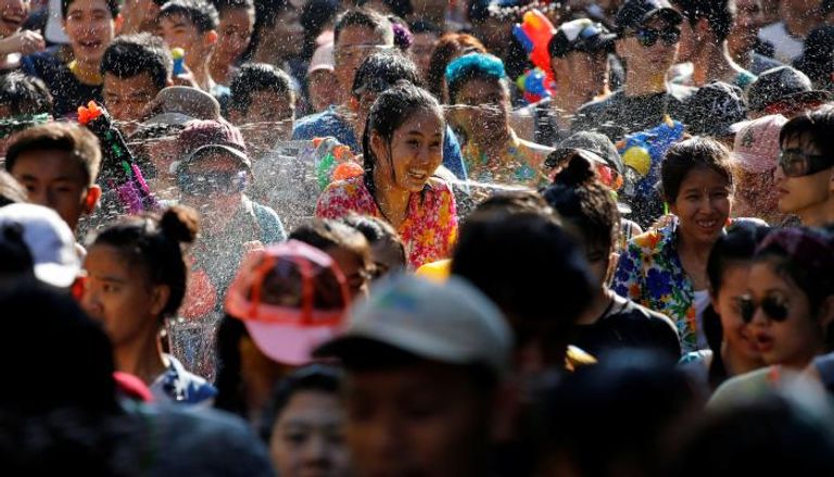 تايلاند تحتفل بعيد سونجكران بمدافع المياه (رويترز)