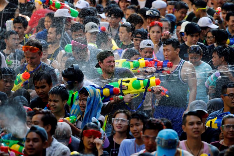 تايلاند تحتفل بعيد سونجكران بمدافع المياه (رويترز)