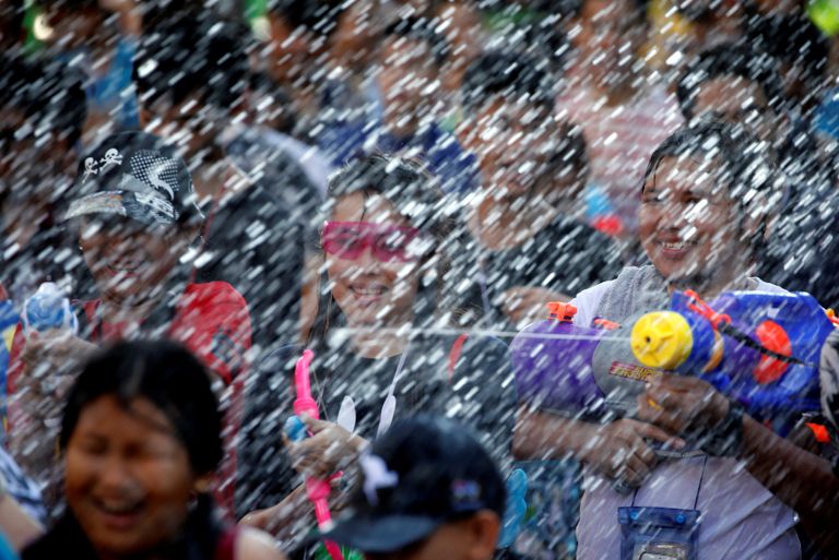 تايلاند تحتفل بعيد سونجكران بمدافع المياه (رويترز)