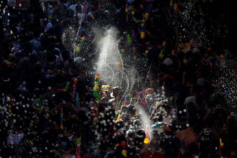 تايلاند تحتفل بعيد سونجكران بمدافع المياه (رويترز)