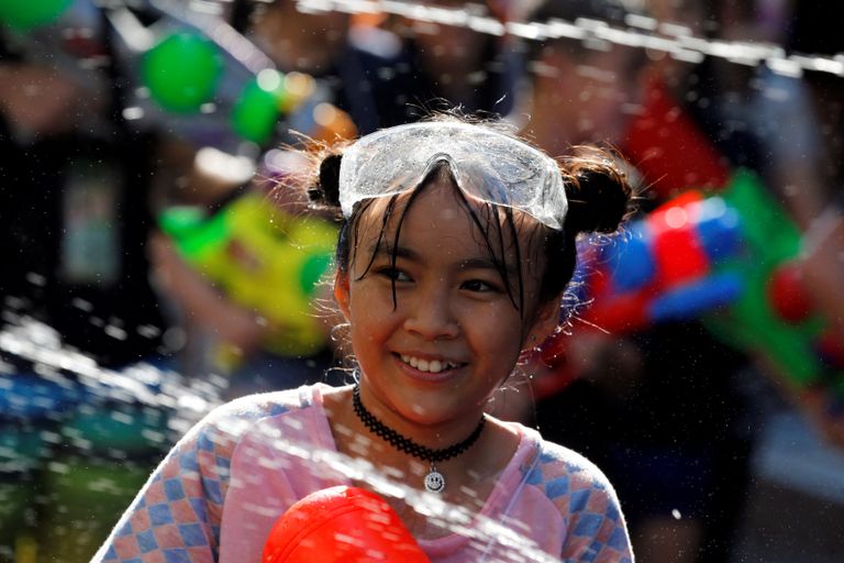 تايلاند تحتفل بعيد سونجكران بمدافع المياه (رويترز)