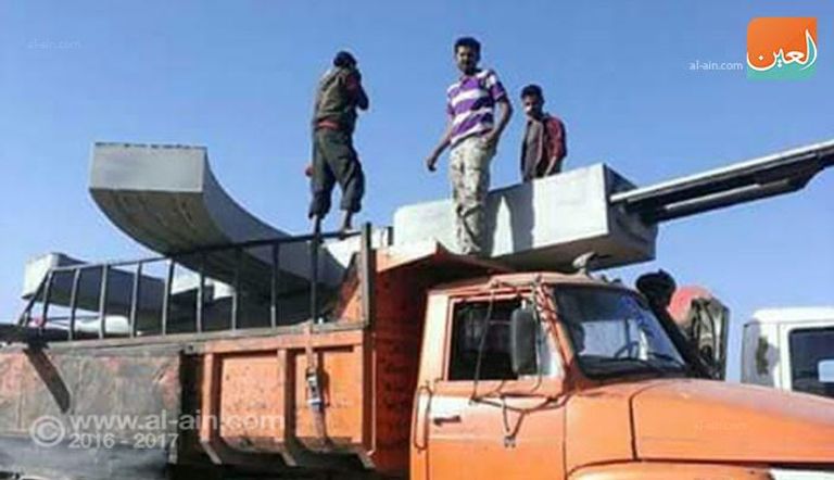 مجسم عملاق لبندقية شهيد في اليمن