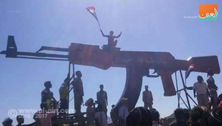 مجسم عملاق لبندقية شهيد في اليمن