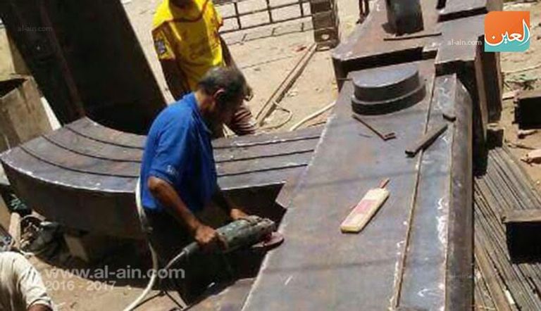 مجسم عملاق لبندقية شهيد في اليمن
