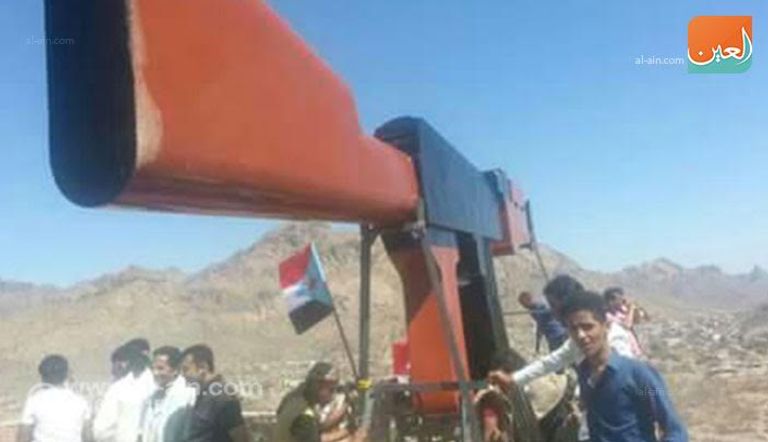 مجسم عملاق لبندقية شهيد في اليمن
