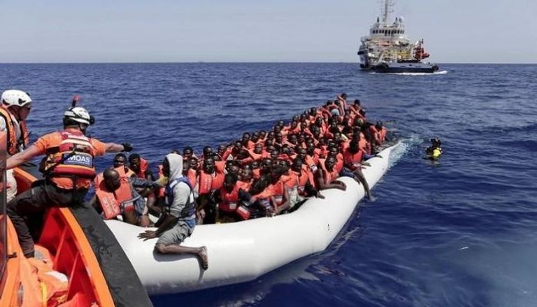 إنقاذ مهاجرين من أمام السواحل الليبية  - أرشيفية رويترز