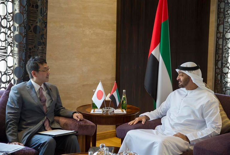 محمد بن زايد يستقبل مستشار رئيس الوزراء الياباني 