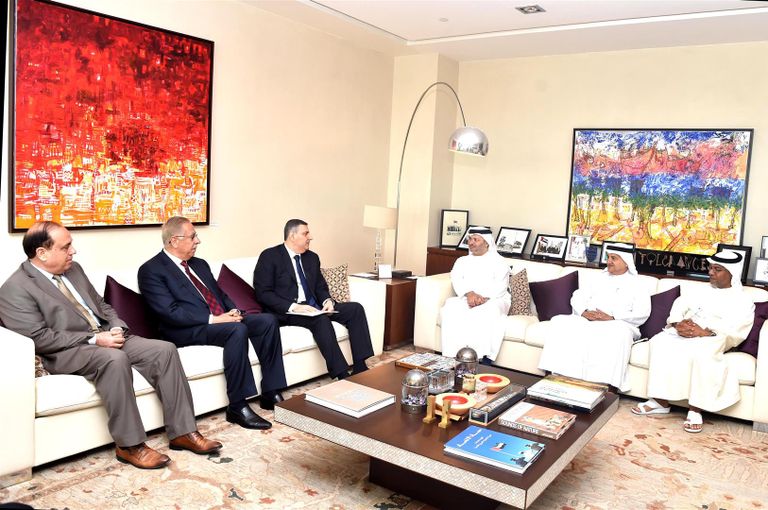 الدكتور أنور قرقاش برفقة المنسق العام للهيئة العليا للمفاوضات السورية