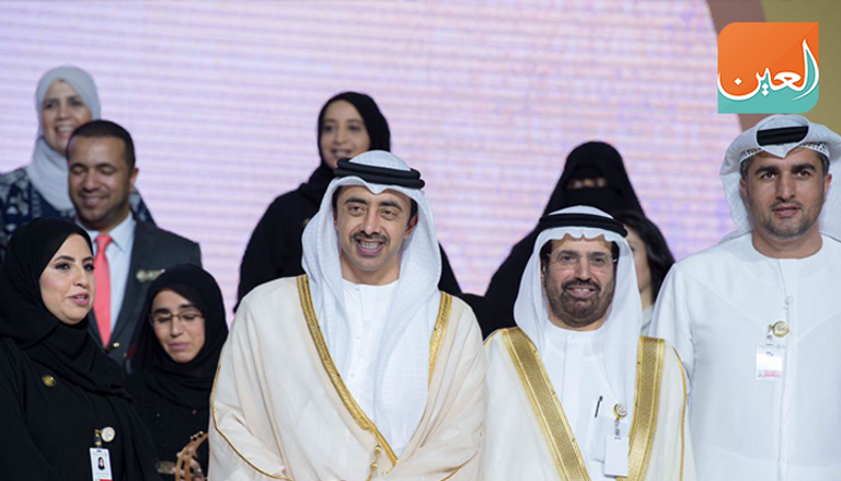 منصور بن زايد يكرم الشيخة لبنى القاسمي