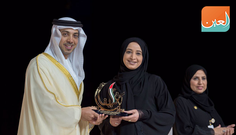 منصور بن زايد يكرم الشيخة لبنى القاسمي