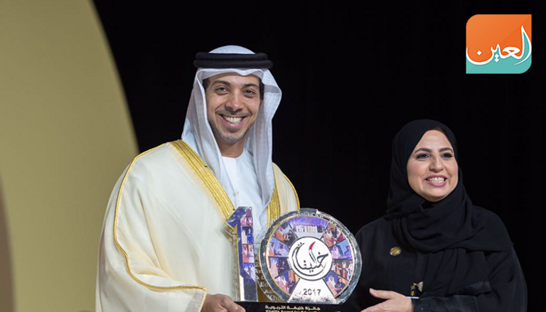 منصور بن زايد يكرم الشيخة لبنى القاسمي