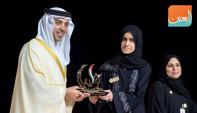 منصور بن زايد يكرم الشيخة لبنى القاسمي