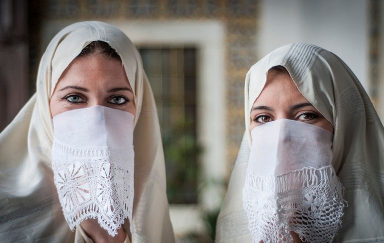 الحــايَــكْ.. رمز الزينة والحياء للمرأة الجزائرية