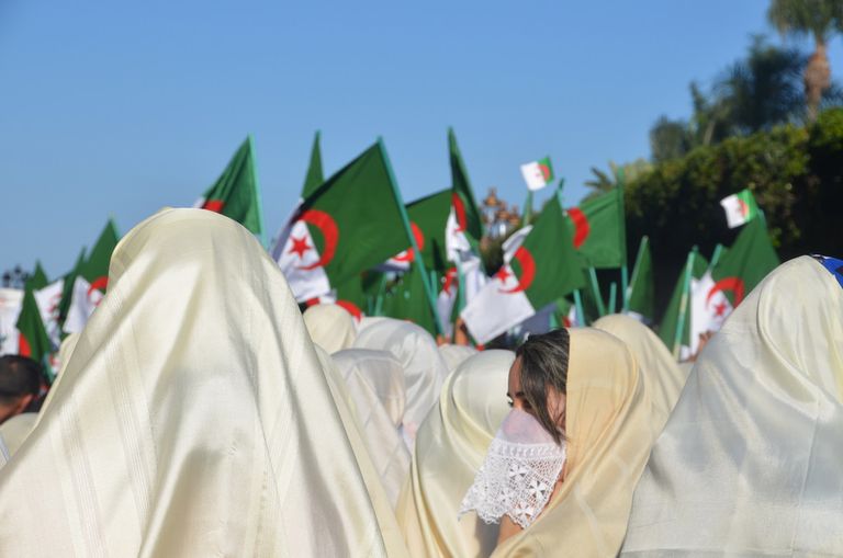 الحــايَــكْ.. رمز الزينة والحياء للمرأة الجزائرية