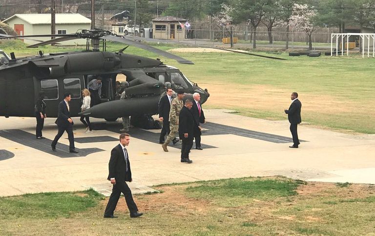 مايك بنس نائب الرئيس الأمريكي يصل القاعدة الأمريكية