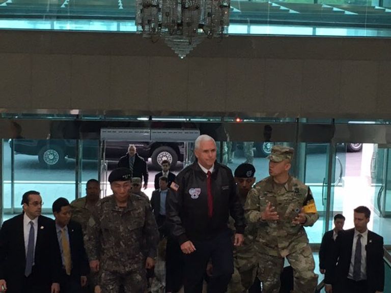 مايك بنس نائب الرئيس الأمريكي يصل القاعدة الأمريكية